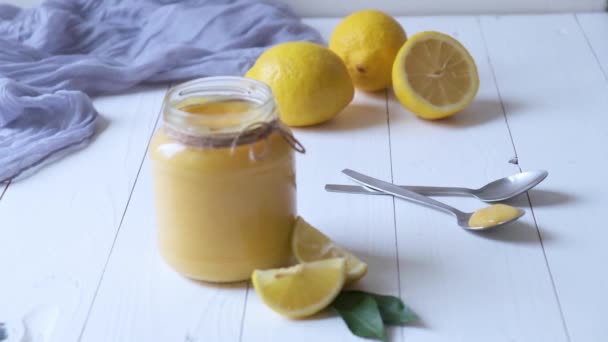 Cagliata di limone appena cotta. Crema di limone fatta in casa — Video Stock