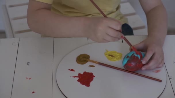 Дитячі руки фарбують великодні яйця — стокове відео