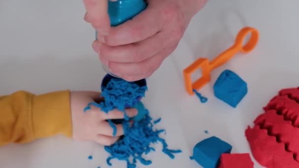 Man och barn händer leker med kinetisk sand. — Stockvideo