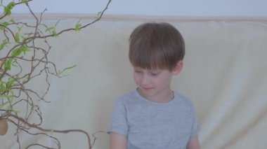 Mutlu Paskalyalar. Paskalya ağacının yanında oynayan çocuk