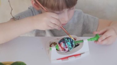 Paskalya hazırlığı. İçinde ellerle resim yapmak..