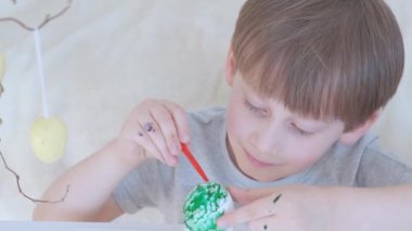 Yumurta boyama sürecinin videosunu kapat.