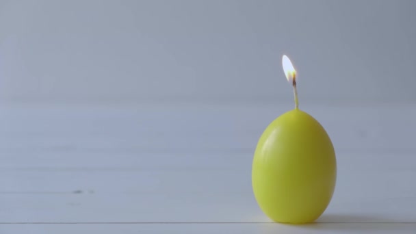 Hořící svíčky, dekorace a velikonoční koncept - hořící svíčky — Stock video