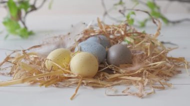 Yuva şeklinde Paskalya yumurtaları dekoru.. 