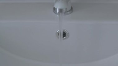 Paslanmaz çelikten akan su lavaboya akar..