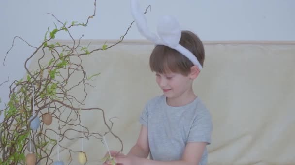 Αστείο αγόρι με αυτιά κουνελιού στο κεφάλι του. Παιδί του Πάσχα — Αρχείο Βίντεο