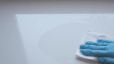 Ofis ziyaretlerinde ve ev ziyaretlerinde yüzeylerin dezenfekte edilmesi.
