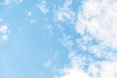 Mavi gökyüzü ve beyaz bulutlar için 