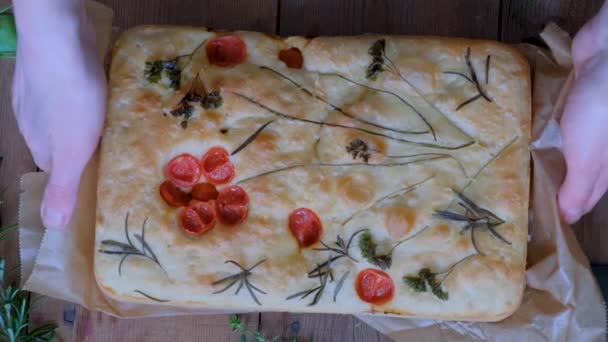 Focaccia italiana con rosmarino — Video Stock