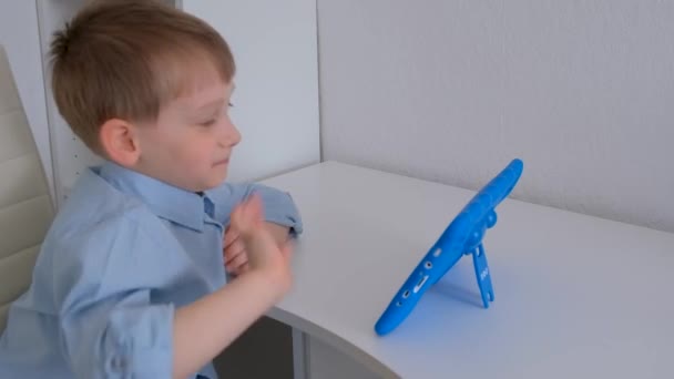 Chlapec mluví přes tablet a mává rukou — Stock video
