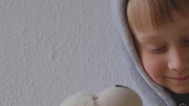 Malý chlapec objímá plyšovou hračku — Stock video