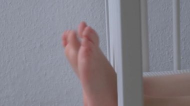 Küçük çocukların ayakları yataktan fırlıyor.