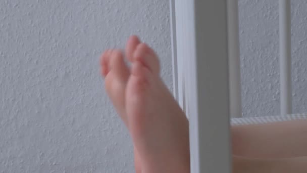 Piccoli ragazzi piedi sporgenti dal letto — Video Stock