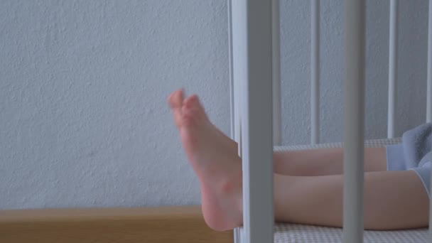 小男孩的脚。小孩的小床 — 图库视频影像