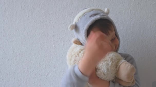 Malý chlapec objímá plyšovou hračku — Stock video