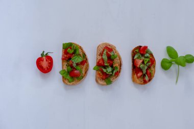 Domatesli, fesleğenli İtalyan yemeği.