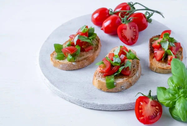 Domatesli bruschetta ve çavdar ekmeğinde kızarmış fesleğen.