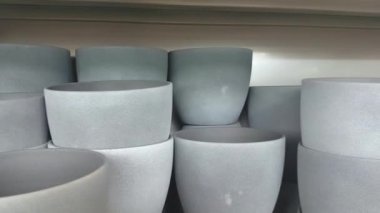 Dükkandaki çiçek ve bahçe bitkileri için çeşitli şekil ve boyutlarda kil çömlekler.