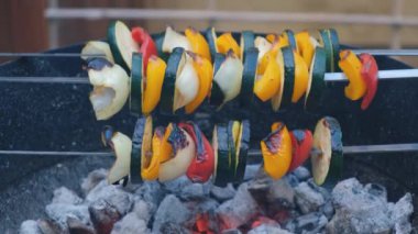 Izgara tavada sebze şişi. Vegan gıda konsepti. Mangalda sebzeler.