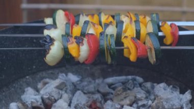 Izgara tavada sebze şişi. Vegan gıda konsepti. Mangalda sebzeler.