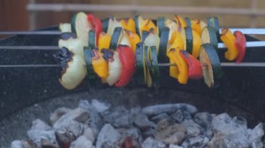 Izgara tavada sebze şişi. Vegan gıda konsepti. Mangalda sebzeler. Vejetaryen