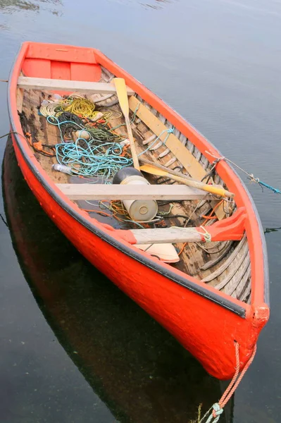 Barco Pesca Vermelho Carregado Com Engrenagem Pronto Para Empurrar — Fotografia de Stock