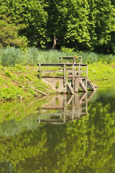 Спокойный День Канале Деревянный Пирс Отражается Воде — стоковое фото