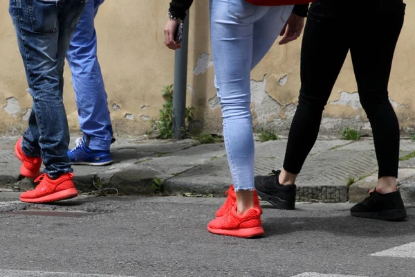 Estas Jovens Mulheres Estão Usando Jeans Apertados Sapatos Coloridos — Fotografia de Stock