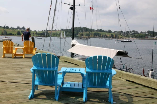 Het Uitzicht Het Meer Dit Kleine Canadese Dorpje Blauwe Gele — Stockfoto