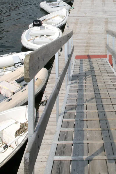 Caminando Por Plancha Metal Para Llegar Los Pequeños Barcos Que — Foto de Stock