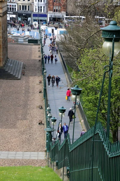 Μια Θέα Από Ψηλά Στο Εδιμβούργο Σκωτία Όπως Άνθρωποι Περπατούν — Φωτογραφία Αρχείου