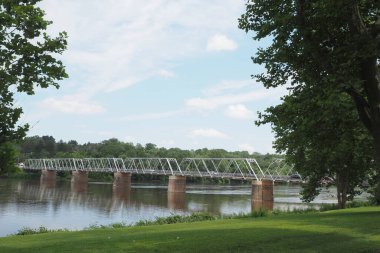 Burası köprünün yakınında bir park. Burası sessiz ve çok rahatlatıcı..