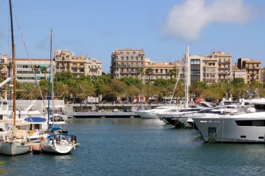 Burası Barselona, İspanya 'da bir liman. Şehir manzarası ve bu manzarada tekneler..