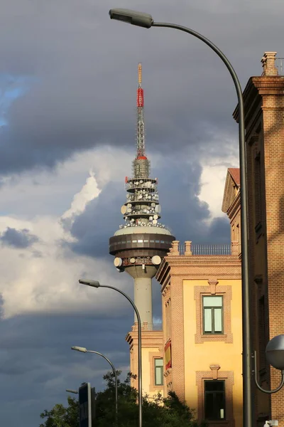 İspanya, Madrid 'deki bu yapının eşsiz bir tasarımı. Seattle, WA 'daki uzay iğnesine benziyor..