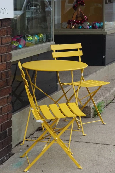 明るい黄色の金属製のテーブルと椅子があるカフェでは 簡単な昼食を取ることができます — ストック写真
