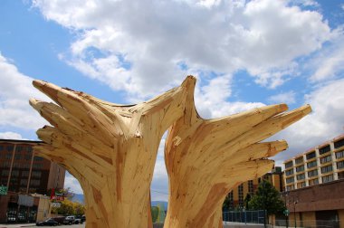 Tahta oyulmuş eller bulutları tutuyor gibi görünüyor. Reno, Nevada 'da büyüleyici bir ahşap dizayn..