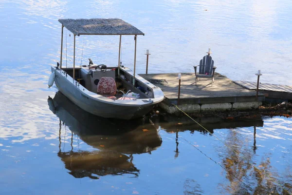 Deze Kleine Boot Ligt Rivier Bij Het Drijvende Vlot Het — Stockfoto