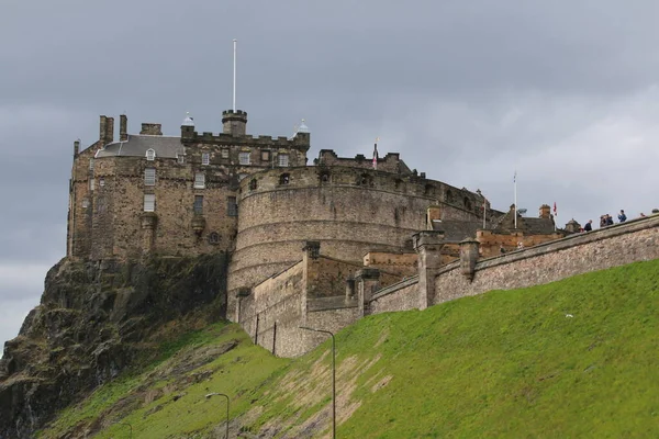 美丽的爱丁堡城堡是游客们最喜欢参观的地方 — 图库照片