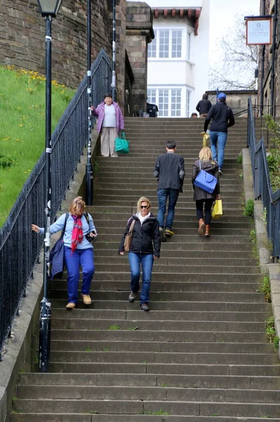 Mensen Lopen Trap Zijn Veel Steile Heuvels Edinburgh Schotland — Stockfoto