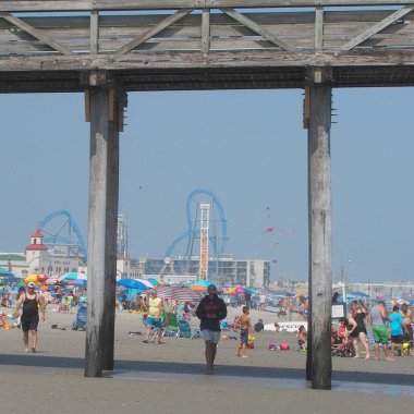 Ocean City 'deki balıkçı iskelesinin altında, NJ.