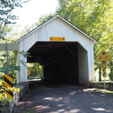 18. yüzyıl üstü kapalı köprü birkaç yıl önce beyaza boyandı..