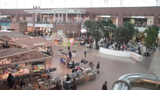 Acheteurs marchent à travers le centre commercial MEGA Khimki — Video