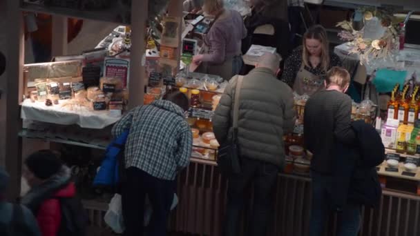 Agricultores en el centro comercial venden verduras y frutas — Vídeo de stock