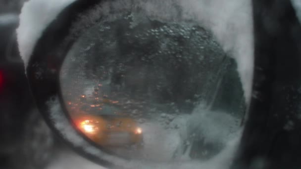 Arabanın yan ayna, kış, beklenen taksi durumda şiddetli kar yağışı yansıtır — Stok video
