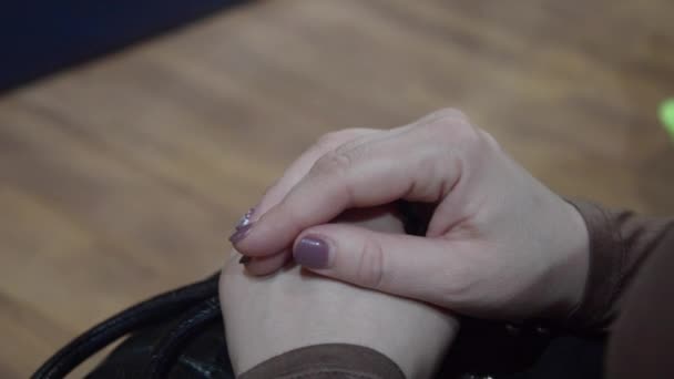 Die Hände des Mädchens an einer Tasche in Großaufnahme — Stockvideo