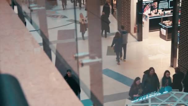 Αγοραστές πάει στο εμπορικό κέντρο — Αρχείο Βίντεο