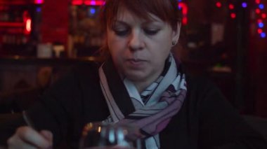 Bir restoranda yemek güzel kadın