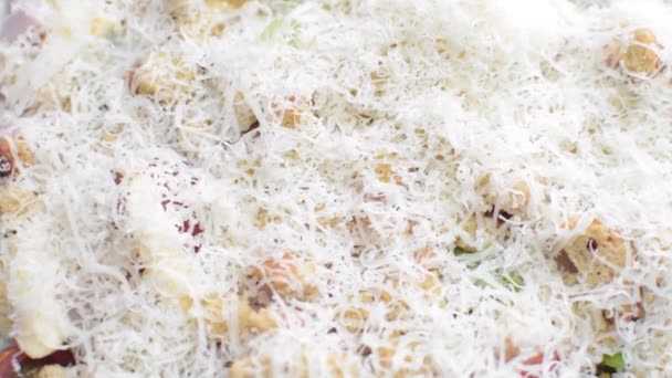 Rota ensalada de macarrones y tostadas — Vídeo de stock