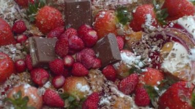 Kek çilek, çikolata ve krema ile döner