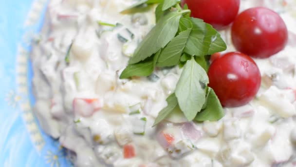 Russische salade met tomaten draait — Stockvideo